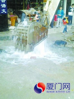 施工隊野蠻施工導(dǎo)致水管破裂