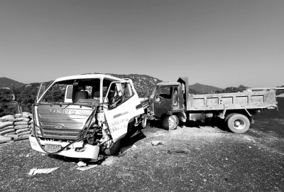 一輛白色貨車和一輛藍(lán)色貨車相撞