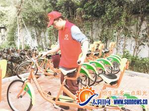 正在進行志愿服務的來自海滄街道的90后志愿者