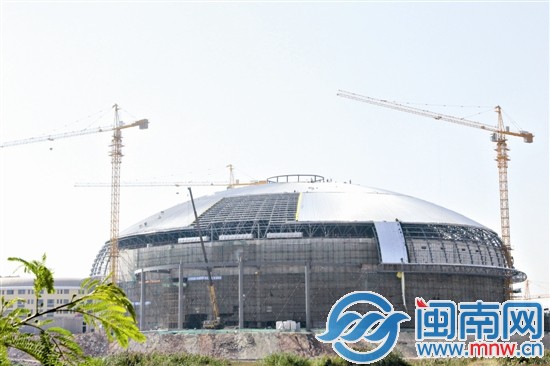 靈玲國際馬戲大劇院昨日封頂