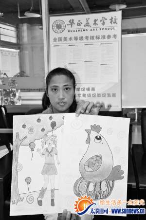 呂紅娟非常自豪地展示女兒的作品