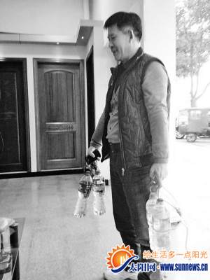 停水后，居民每天買(mǎi)礦泉水泡茶