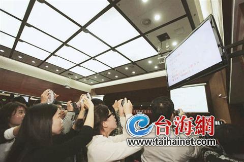 大家紛紛舉起相機(jī)，記錄下新“地王”誕生的這一時(shí)刻