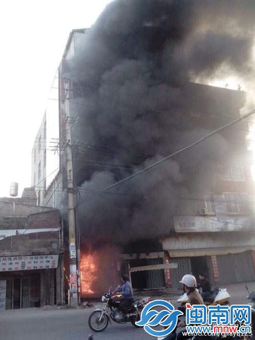 一樓茶葉店濃煙滾滾，躥上高層