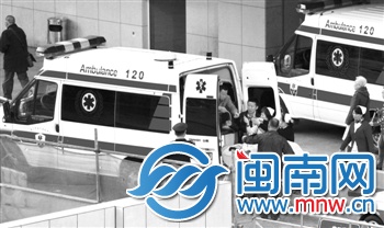被“搶”走的救護車在第一醫(yī)院急診門前