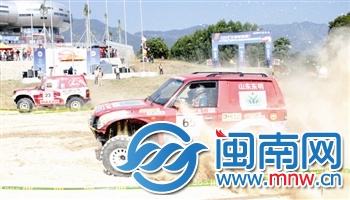 兩車追逐發(fā)出滾滾“硝煙”