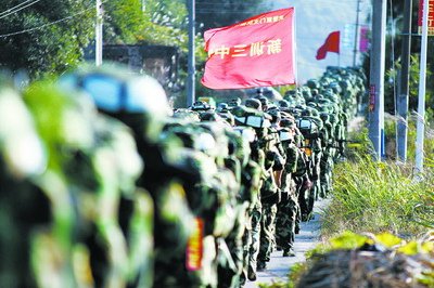 浩浩蕩蕩的拉練隊(duì)伍