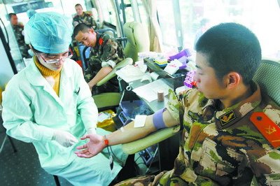 消防新兵踴躍獻(xiàn)血