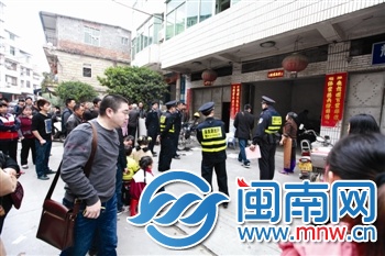 事發(fā)現(xiàn)場，警方正在屋內(nèi)尸檢