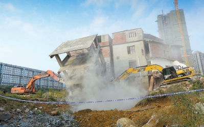 大型機(jī)械在現(xiàn)場拆除房屋