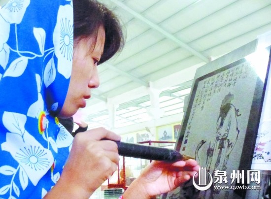 惠安女在雕刻