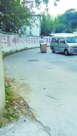 東西裝滿一箱，用小拖車再拉到活動現(xiàn)場去