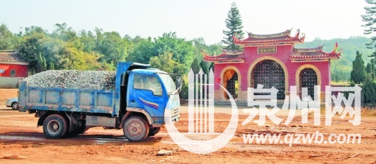 南安市鄭成功陵園大門緊閉,一輛土方車從滿是泥濘的