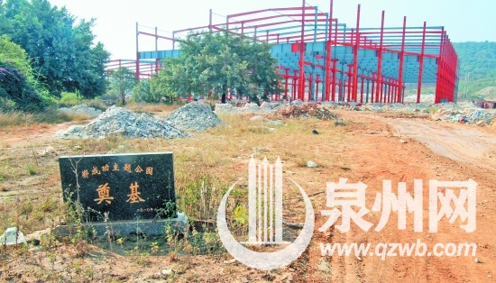 鄭成功主題公園奠基石旁，一座廠房拔地而起