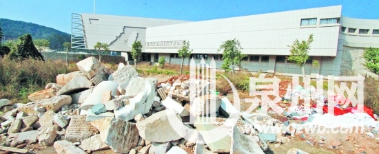 鄭成功文化中心被垃圾圍困