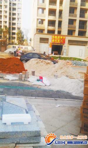 “沙霸”眼線開著黑色轎車在小區(qū)門口“巡邏”。