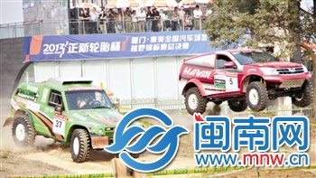 發(fā)車信號(hào)一發(fā)，賽車通過“W形坑”時(shí)騰空而起