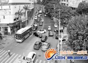 通往廈門實(shí)驗(yàn)小學(xué)的道路兩邊常有車輛亂停放