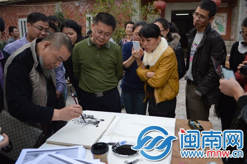 國(guó)畫(huà)家王杰輝現(xiàn)場(chǎng)揮筆作畫(huà)