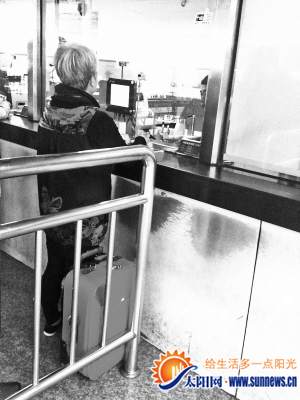 老人排隊買火車票