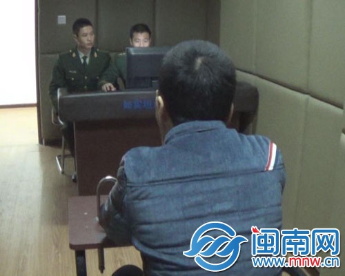 身著男裝、理著板寸頭的小珍，在派出所配合辦案