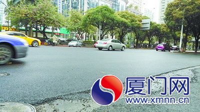昨日中午，湖濱南路墊高路面沒有積水。