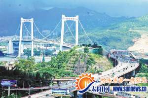 海滄大橋上車來車往