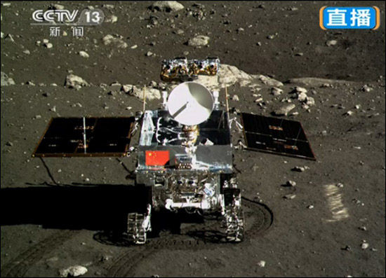 “嫦娥三號(hào)”著陸器拍下“玉兔號(hào)”巡視器照片