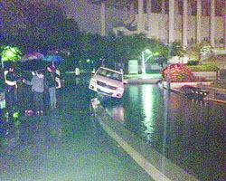 白色越野車開進(jìn)噴泉