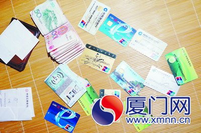 　警方繳獲的涉案銀行卡