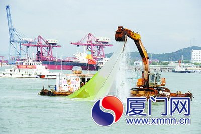 輔助船上的鉤機(jī)張開鐵臂