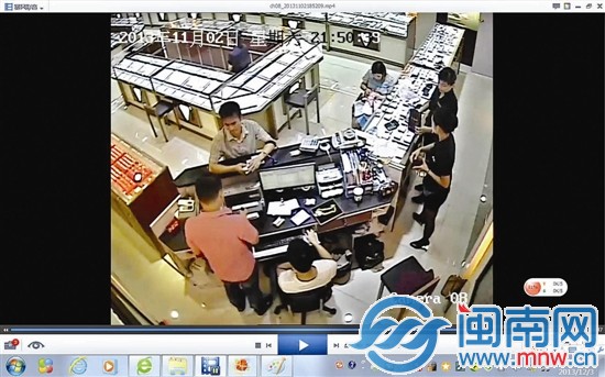 羊某美收到匯款后，便在金店狂買8萬多元的金飾