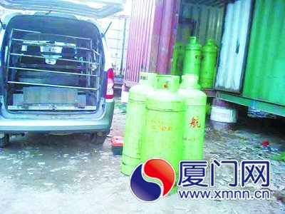 運(yùn)送燃?xì)夤薜能囕v是一輛后座改裝過(guò)的五菱微型面包車。