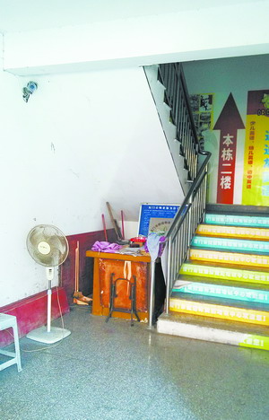 杏林月臺路某小區(qū)樓道的這個探頭，對準樓道里外