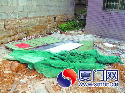 昨天下午，孩子掉落的化糞池上蓋著木板