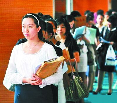 春秋航空招聘會現(xiàn)場，大齡女性應(yīng)聘