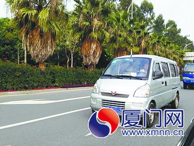 司機把書放在方向盤上。