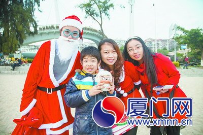 廈大學生扮圣誕老人 海灘上收垃圾送禮物(圖)