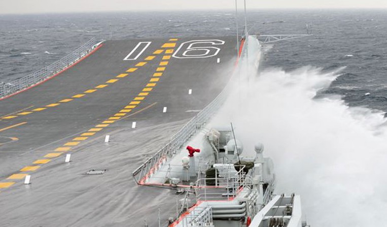 遼寧艦?zāi)虾Ｊ状窝性嚲C合武器系統(tǒng) 潛艇配合試驗(yàn)