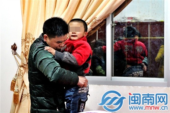 爸爸許先生，為玩鬧的小兒子整理褲子