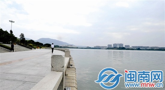 如今西湖完成了治污，碧波萬(wàn)頃