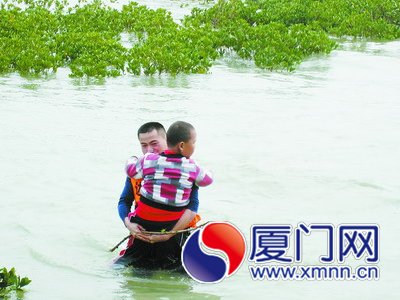 莊警官先把年紀(jì)較小的男孩抱上岸