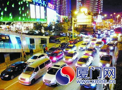 萬達(dá)廣場周邊，車排長龍