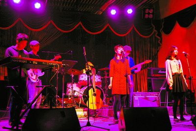 新娘周麗媛（穿紅色衣服）用自己創(chuàng)作的音樂唱出甜蜜