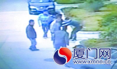 監(jiān)控顯示五名男子毆打兩人1