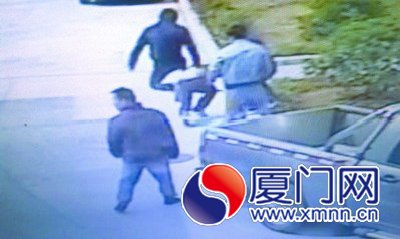 監(jiān)控顯示五名男子毆打兩人2