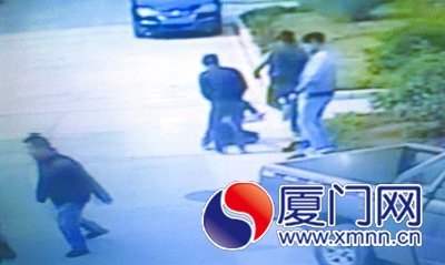 監(jiān)控顯示五名男子毆打兩人3