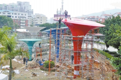 南美立交廣場(chǎng)雕塑正在上漆及安裝LED燈