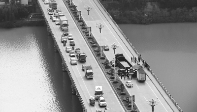 柳城大橋發(fā)生5車“連環(huán)撞”