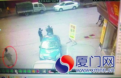 嫌疑人搶完金項鏈后逃跑